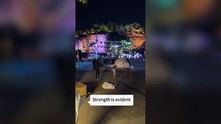 문화 조명 공장이 조명을 테스트하고 있습니다